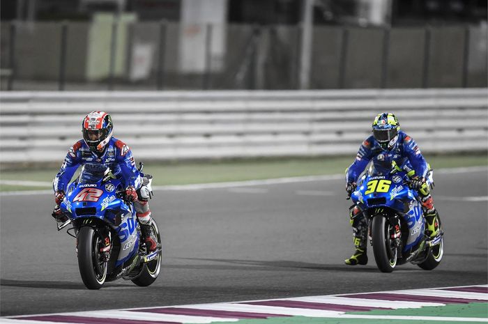 Dua pembalap Suzuki, Alex Rins (kiri) dan Joan Mir , saat melakoni balapan MotoGP Qatar di Sirkuit Losail, Doha, Qatar, 28 Maret 2021.