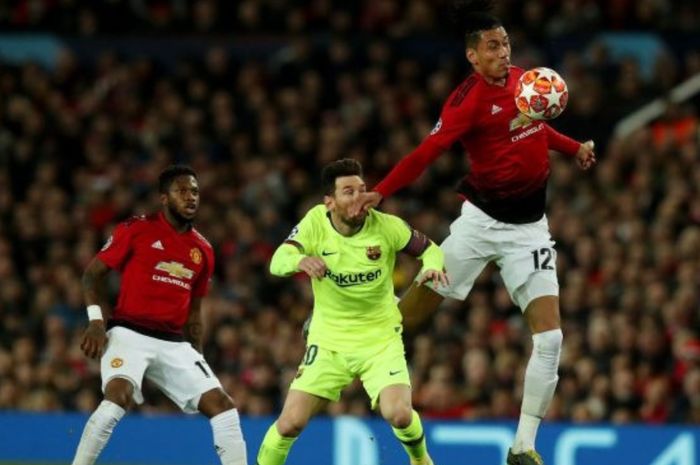 Lionel Messi jadi korban sikutan Chris Smalling kala Barcelona bentrok dengan Manchester United pada laga perempat final Liga Champions 2018-2019.