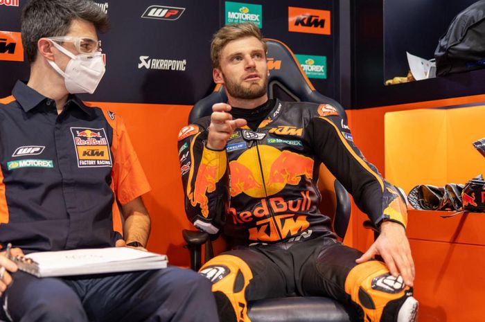 Pembalap KTM, Brad Binder (kanan), pada sesi tes pramusim MotoGP 2021 di Sirkuit Losail, Qatar, Doha.