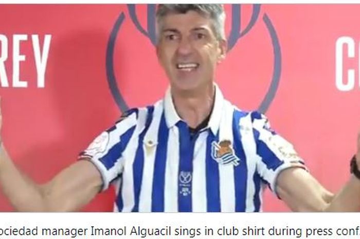 Pelatih Real Sociedad, Imanol Alguacil, merayakan keberhasilan timnya merengkuh trofi Copa del Rey saat konferensi pers.