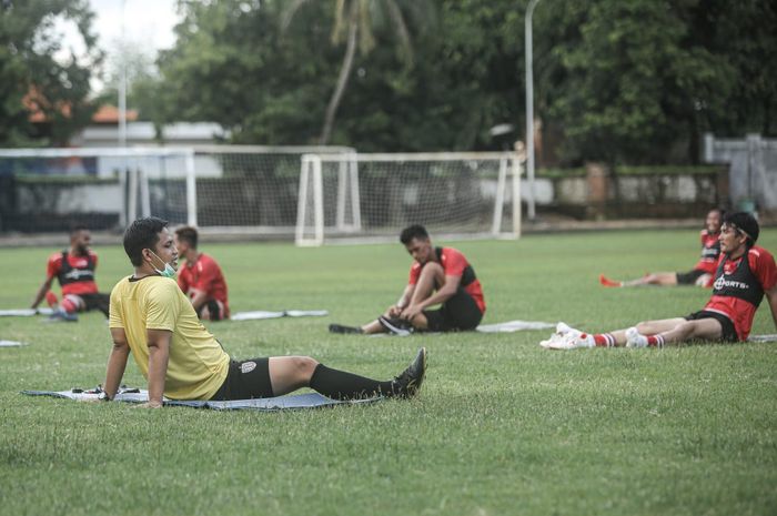 Pelatih fisik Bali United, Rony Azani saat memimpin latihan skuad Serdadu Tridatu.