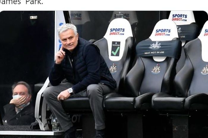 Ekspresi Jose Mourinho, dalam laga Liga Inggris Tottenham Hotspur kontra Newcastle United di Stadion St. James' Park, Minggu (4/4/2021).