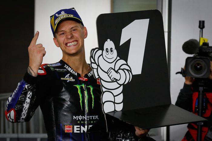 Pembalap Monster Energy Yamaha, Fabio Quartararo, berpose setelah memastikan diri finis pertama pada MotoGP Doha 2021 di Sirkuit Losail, Minggu (3/4/2021) waktu setempat.