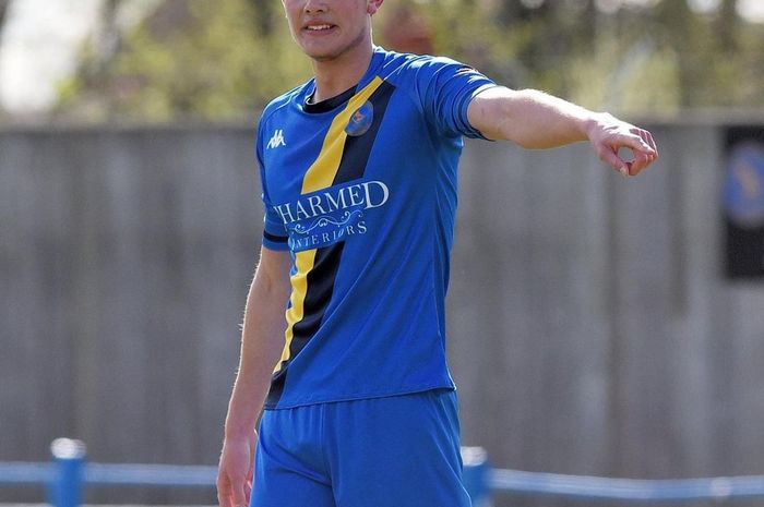 Elkan Baggott saat memperkuat King's Lynn pada laga National League melawan Altrincham (5/4/2021).