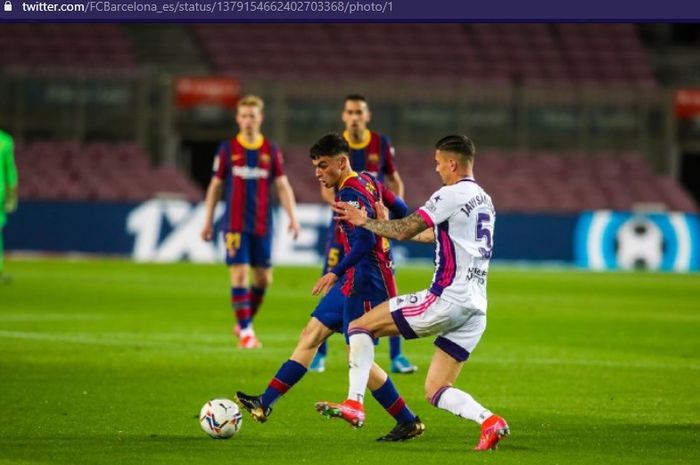 Gelandang Barcelona, Pedri, menguasai bola saat melawan Real Valladolid dalam laga Liga Spanyol, Senin (6/4/2021) waktu setempat atau Selasa dini hari WIB. 