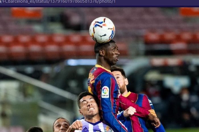 Penyerang Barcelona, Ousmane Dembele, menyundul bola saat melawan Real Valladolid dalam laga Liga Spanyol, Senin (6/4/2021) waktu setempat atau Selasa dini hari WIB.  