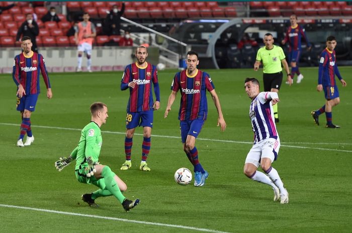 Momen kiper Barcelona, Marc Andre-ter Stegen mengadang sepakan satu pemain Real Valladolid.