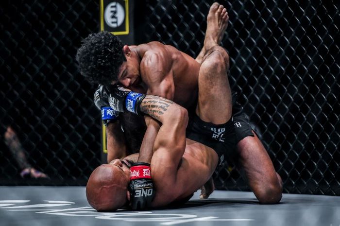 Aksi Andriano Moraes (atas) kala menghadirkan KO perdana untuk eks jagoan UFC, Demetrious Johnson (bawah) pada ONE on TNT 1 (8/4/2021)