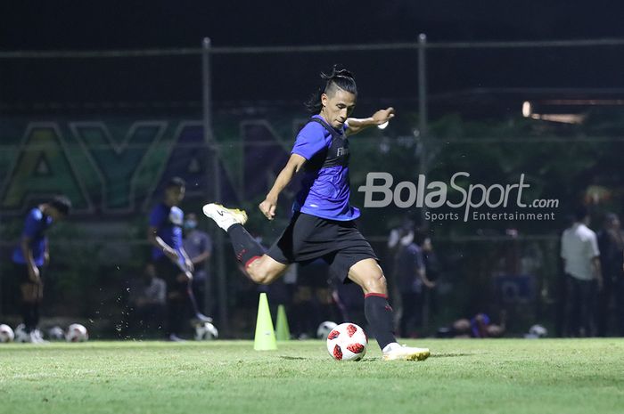 Hanif Sjahbandi sedang melakukan tendangan arah ke gawang dalam pemusatan latihan timnas U-22 Indonesia di Lapangan D, Senayan, Jakarta, 2 Maret 2021.