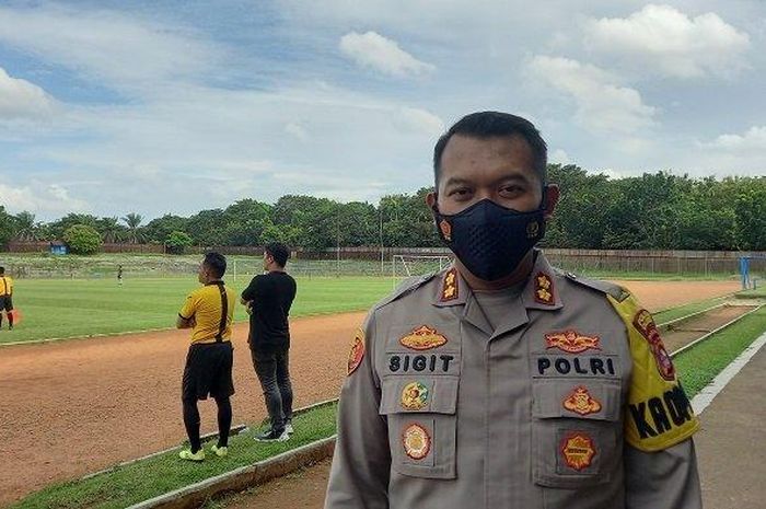 Kapolres Cilegon AKBP Sigit Haryono mendatangi Stadion Krakatau Steel Kota Cilegon yang menjadi lokasi seleksi pemain Rans Cilegon FC pada Kamis (7/4/2021) petang.