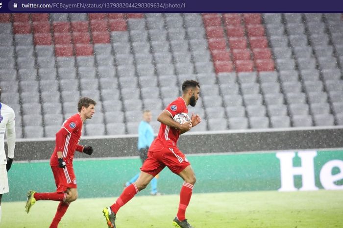 Striker Bayern Muenchen, Eric Maxim Choupo-Moting mencetak gol ke gawang Paris Saint-Germain, Kylian Mbappe di Stadion Allianz Arena dalam babak perempat final Liga Champions 2020-2021, Rabu (7/4/2021) waktu setempat atau Kamis pukul 02.00 WIB.