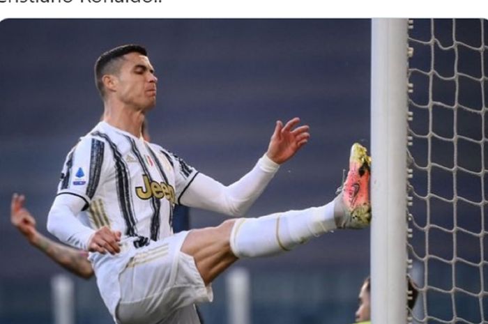 Megabintang Juventus, Cristiano Ronaldo meluapkan kekesalannya dengan menendang gawang saat melawan Napoli dalam laga tunda pekan ke-3 Liga Italia 2020-2021 di Allianz Stadium, Rabu (7/4/2021) pukul 23.45 WIB. 