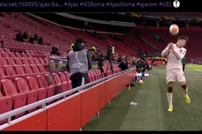 Bek AS Roma, Riccardo Calafiori, mendapat perlakuan tak terpuji dari ball-boy Ajax Amsterdam. 