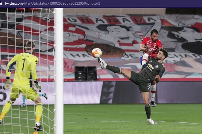 Gelandang Manchester United, Bruno Fernandes, akhirnya mengakhiri puasa gol dan membuat timnya menaklukkan Granada di Liga Europa.