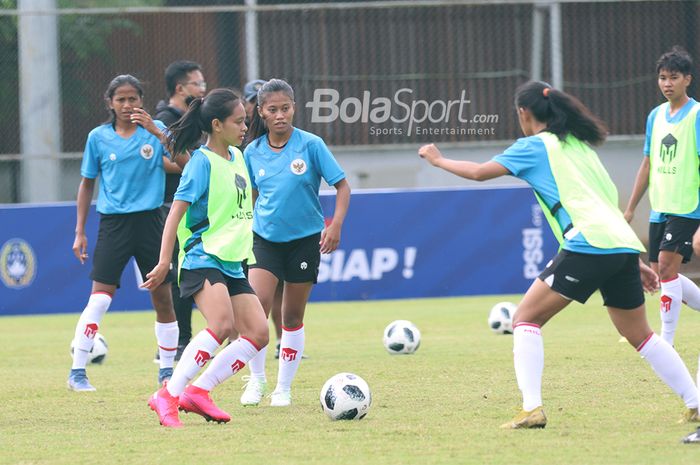 Hanipa Halimatusyadiah Suandi (sepatu pink) sedang berlatih dalam pemusatan latihan timnas putri Indonesia, 8 Maret 2021.