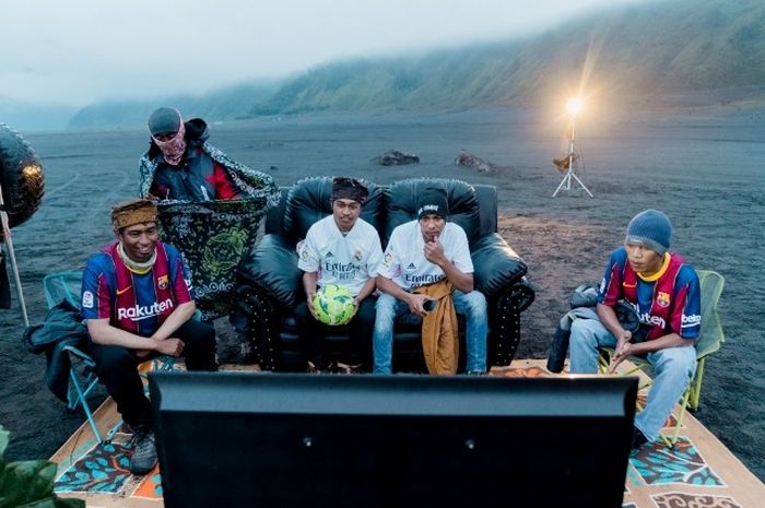 Salah satu bagian kampanye El Clasico Menguasai Dunia, penggemar nonton bareng Real Madrid vs Barcelona di Gunung Bromo.