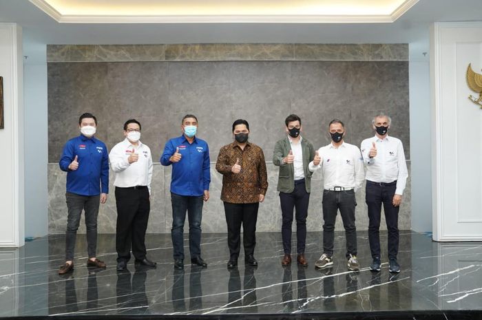 Perwakilan FIM dan Dorna bertemu dengan Menteri BUMN dalam rangkaian kunjungan inspeksi ke Mandalika International Street Circuit.  Dari kiri ke kanan: Vice President MGPA Cahyadi Wanda, CEO MGPA Ricky Baheramsjah, Direktur Utama ITDC Abdulbar M. Mansoer, Menteri BUMN Erick Thohir, Dorna Sports Mana