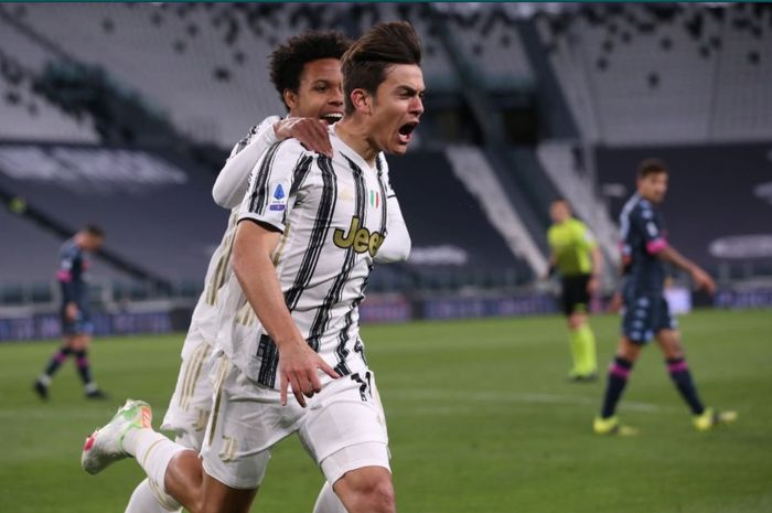 Penyerang Juventus, Paulo Dybala, melakukan selebrasi usai mencetak gol dalam laga kontra Napoli.