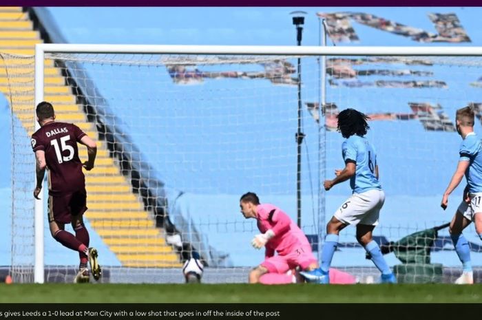 Pemain Leeds United, Stuart Dallas, menjebol gawang Manchester City pada pertandingan Liga Inggris di Stadion Etihad, Sabtu (10/4/2021)