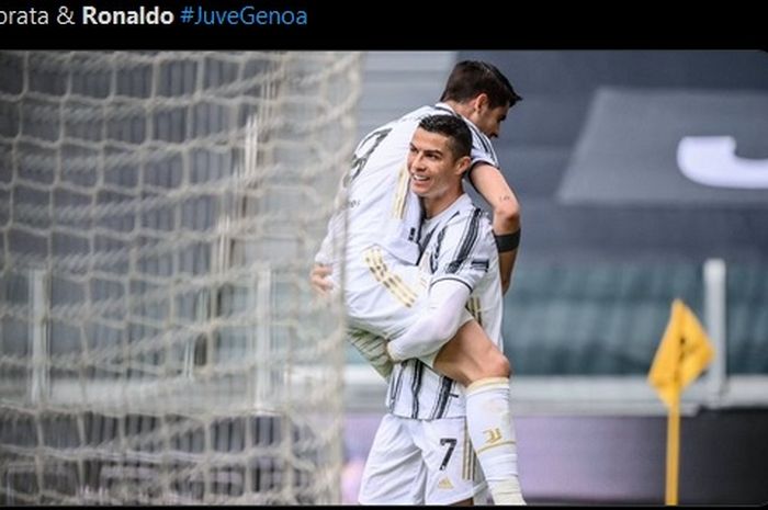 Alvaro Morata peluk Cristiano Ronaldo usai mencetak gol kedua Juventus dalam laga kontra Genoa