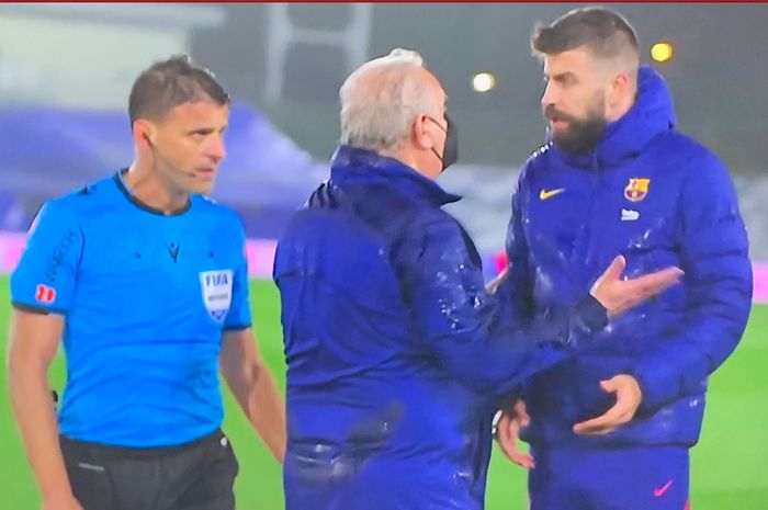 Bek Barcelona, Gerard Pique, melakukan protes terhadap wasit Gil Manzano usai laga Real Madrid vs Barcelona.