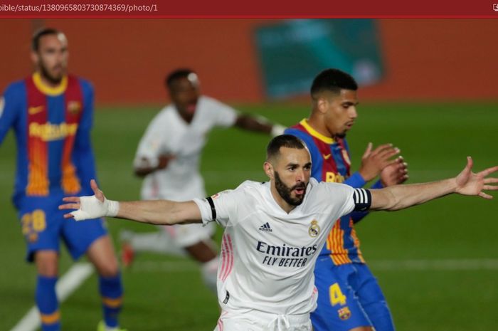 Karim Benzema sejajar dengan Cristiano Ronaldo dan dua eks bomber Real Madrid usai cetak gol ke gawang Barcelona.