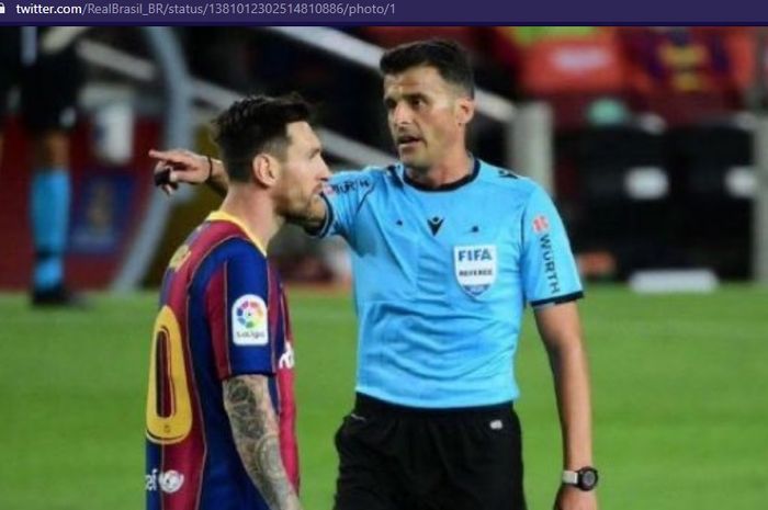 Lionel Messi tak bisa menutupi kekesalannya terhadap wasit dalam duel klasik antara Barcelona dan Real Madrid pada pekan ke-30 Liga Spanyol 2020-2021, Sabtu (10/4/2021) waktu setempat atau Minggu dini hari WIB.