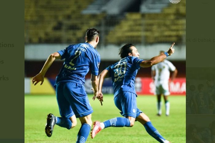 Penyerang Persib Bandung, Ezra Walian (kanan), ketika merayakan gol yang dicetaknya dalam laga kontra Persebaya Surabaya, Minggu (11/4/2021) malam WIB.