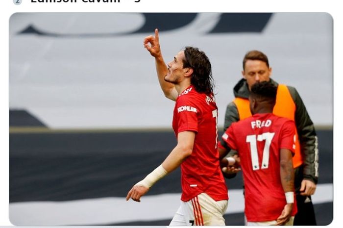 Striker Manchester United, Edinson Cavani, merayakan gol yang dia cetak ke gawang Tottenham Hotspur dalam laga pekan ke-31 Liga Inggris 2020-2021.