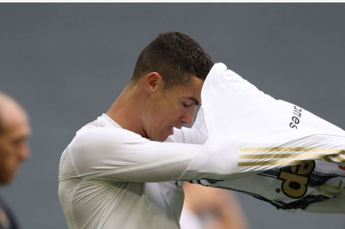 Ekspresi megabintang Juventus, Cristiano Ronaldo, dalam laga Liga Italia kontra Genoa di Stadion Allianz, Minggu (11/4/2021).