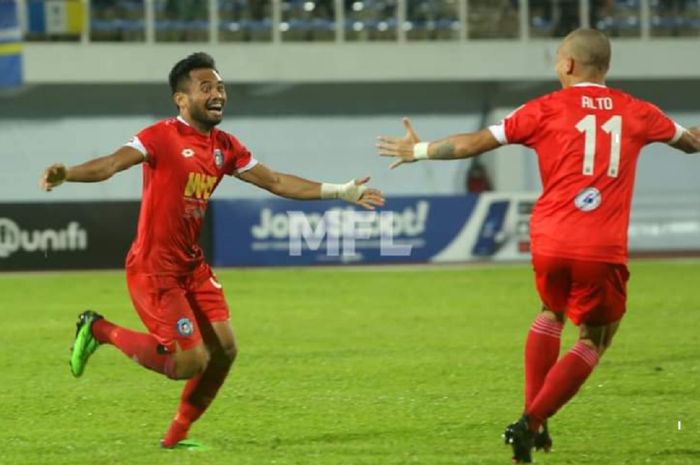 Gelandang Sabah FC dari Indonesia, Saddil Ramdani (kiri), selebrasi dengan rekannya seusai membobol gawang Penang FC dalam Liga Super Malaysia, Minggu (11/4/2021) malam WIB, di Stadion Bandar Raya Penang, George Town.