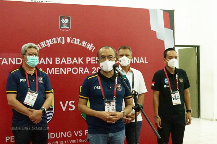 Sekretaris Kemenpora, Gatot Dewa Broto, meninjau jalannya pertandingan Piala Menpora 2021