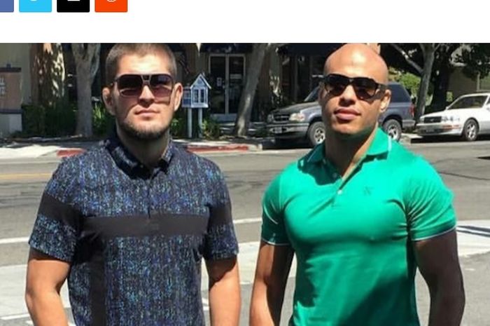 Khabib Nurmagomedov (kiri) berfoto bersama dengan sang manajer Ali Abdelaziz (kanan)