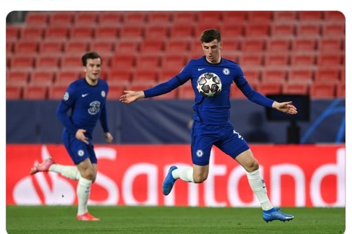 Aksi pemain Chelsea, Mason Mount (kanan)