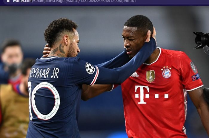 Neymar mengibur David Alaba usai PSG menyingkirkan Bayern Muenchen di perempat final Liga Champions 2020-2021, Selasa (13/4/2021). 