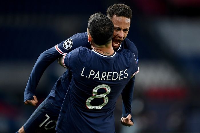 Dua bintang PSG, Neymar dan Leandro Paredes, usai menyingkirkan Bayern Muenchen dari perempat final Liga Champions.