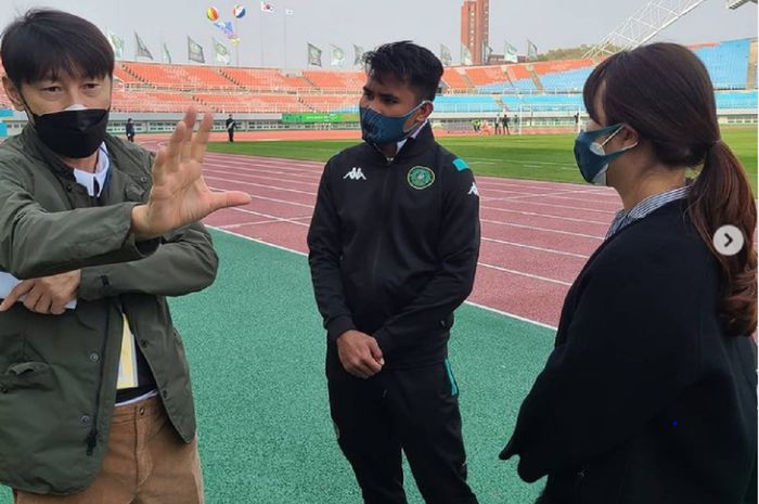 Pelatih Timnas Indonesia Shin Tae-yong memberi pengarahan kepada Asnawi Mangkualam (tengah) di Stadion Ansan Wa, Ansan, Korea Selatan, 11 April 2021. Asnawi merupakan pemain baru Ansan Greeners FC.