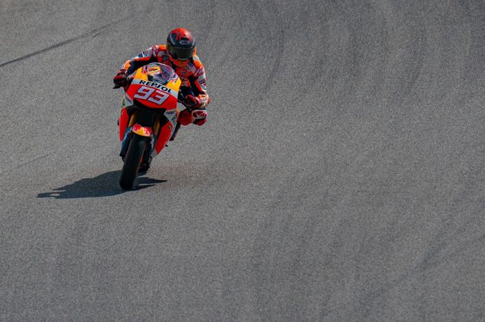 Pembalap Repsol Honda, Marc Marquez, ketika menjalani latihan di Sirkuit Catalunya, Barcelona, Spanyol, 16 April 2021.