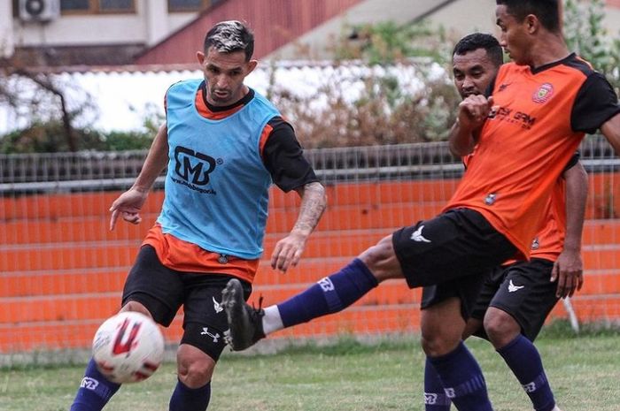 Silvio Escobar tengah menjalani latihan bersama skuad Persiraja Banda Aceh bandar