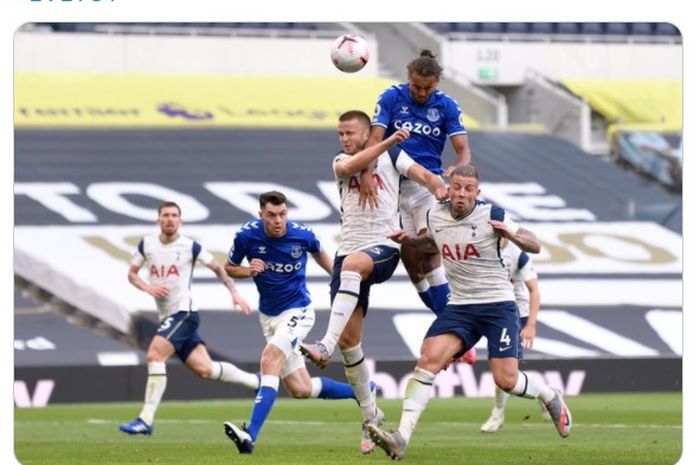 Momen Dominic Calvert-Lewin (tengah) melepaskan sundulan yang berbuah gol kemenangan Everton dalam laga melawan Tottenham Hotspur pada pekan pertama Liga Inggris 2020-2021.