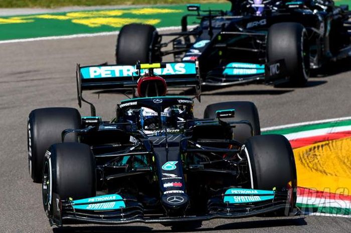 Pembalap Mercedes, Valtteri Bottas, saat tampil pada sesi FP2 GP Emilia Romagna 2021 di Autodromo Enzo e Dino Ferrari, Imola, Italia, Jumat (16/4/2021).