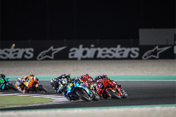 Pembalap Suzuki Ecstar, Joan Mir, memimpin rombongan pembalap dan diikuti Jack Miller (Ducati Lenovo) pada balapan MotoGP Doha di Sirkuit Losail, Qatar, 4 April 2021.