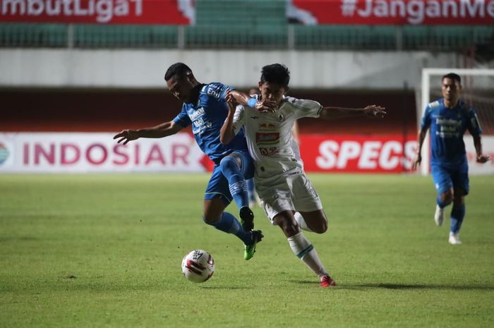 Ardi Idrus dalam laga Persib Bandung vs PSS Sleman pada leg pertama semifinal Piala Menpora 2021 di Stadion Maguwoharjo, Sleman, Yogyakarta, Jumat (16/4/2021).