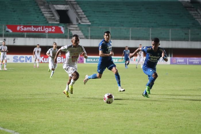 Irfan Jaya dan Ardi Idrus dalam laga Persib Bandung vs PSS Sleman pada leg pertama semifinal Piala Menpora 2021 di Stadion Maguwoharjo, Sleman, Yogyakarta, Jumat (16/4/2021).