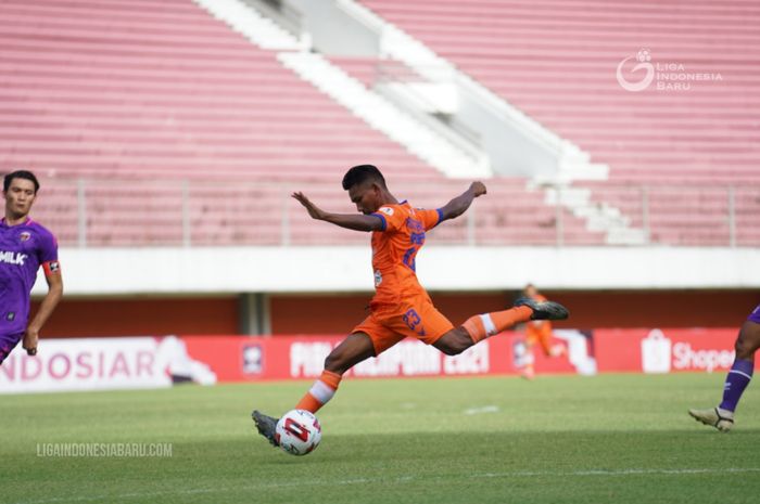 Aksi Assanur Rijal saat membela Persiraja Banda Aceh melawan Persita Tangerang di Piala Menpora 2021.