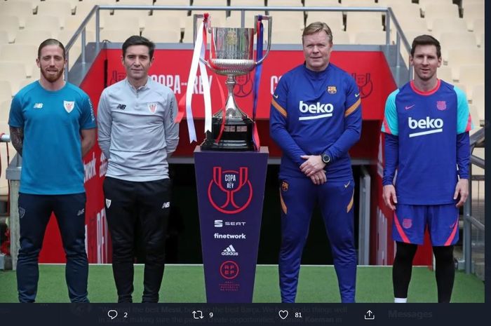 Lionel Messi dan Ronald Koeman dari kubu Barcelona (kanan) dan Iker Muniain serta Marcelino Garcia Toral dari pihak Athletic Bilbao berpose dengan trofi Copa del Rey yang diperebutkan pada final di Sevilla, 17 April 2021.