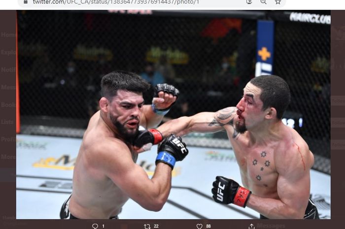 Kelvin Gastelum (kiri) dan Robert Whittaker (kanan) terlibat saling baku hantam pada ajang UFC Vegas 24, Minggu (18/4/2021).