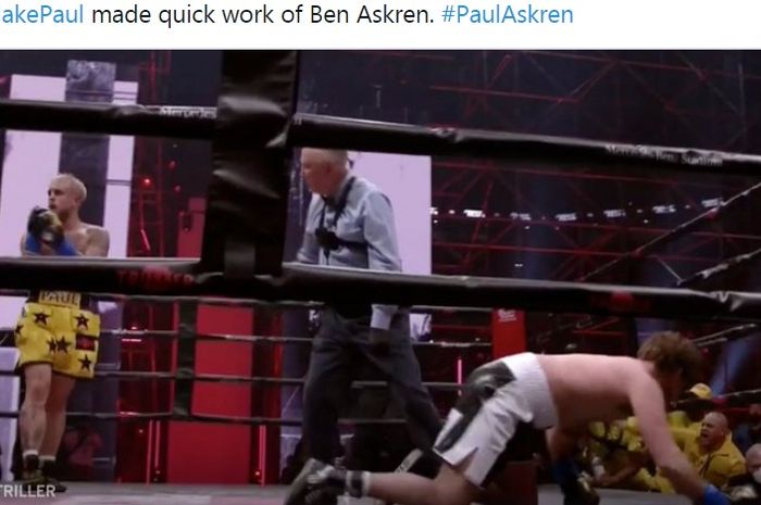 Mantan petarung MMA, Ben Askren, tersungkur setelah mendapat pukulan dari youtuber, Jake Paul, pada pertandingan tinju di Mercedes-Benz Arena, Georgia, AS, 17 April 2021.