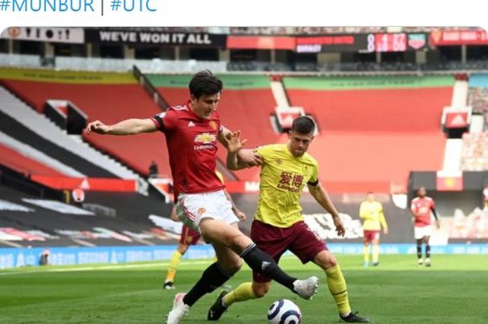 Bek Manchester United, Harry Maguire, beraksi dalam laga Liga Inggris kontra Burnley di Stadion Old Trafford, Minggu (18/4/2021).