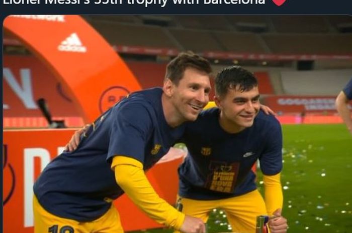 Lionel Messi berfoto dengan Pedri saat Barcelona meraih gelar Copa del Rey 2021.